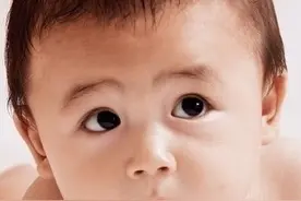 宝宝吸吮手指的原因竟是一种信号图片