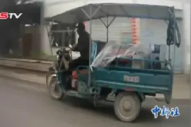 重庆一男子马路上秀“杂技” 一人骑两车视频封面