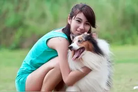 美女与狗狗的日常，看完好想养只美女图片