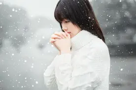 父亲从小偏爱哥哥对我冷漠，那夜无意中得知惊人真相，泪流满面！图片