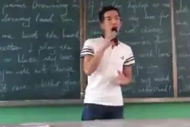 许嵩现在这么火？英语老师课堂唱英文版《有何不可》，醉了图片