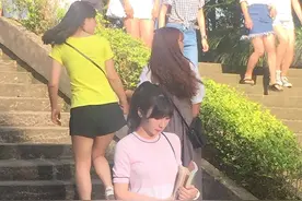 这什么情况？柳岩和岳云鹏牵手漫步起校园图片