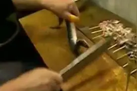 师傅处理新鲜海鳗鱼，干净利落，手法娴熟！