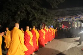 五台山宝光禅寺庆文殊诞辰举办供灯法会图片