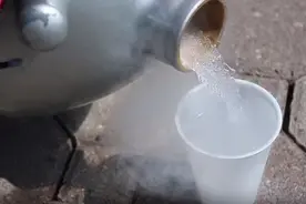 小伙在雪碧内倒入液氮，接着发生的事情连路人都纷纷躲闪图片