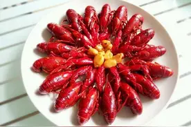 炎炎夏日，一盆小龙虾，两瓶啤酒，美哉快哉！图片