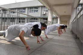 厉害！三指俯卧撑  株洲这群女孩子每天都练图片