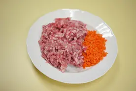 来学习给你的狗狗做个肉排吧！图片