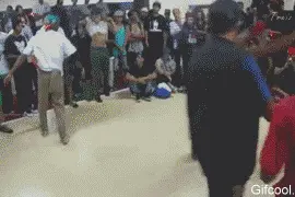 爆笑gif图：完全跪了，连踢了多少个后空翻，简直可以飞了图片