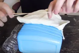 网友用几样简易的材料自制泡泡器，当孩子们看见后都争着来玩图片