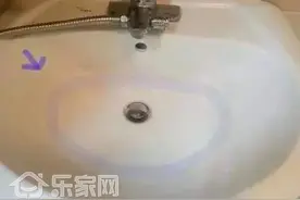 家里洗手台发霉、泛黄怎么办？几滴洗发水真神了图片