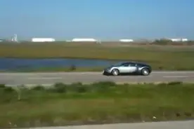 布加迪威龙道路狂飙，路过司机好奇拍摄，接下来一幕让他惊呆了！图片