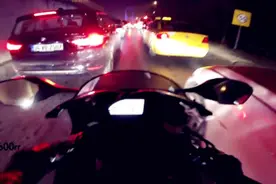 摩托车在高速堵车的情况下，疯狂超车！技术真不赖！图片