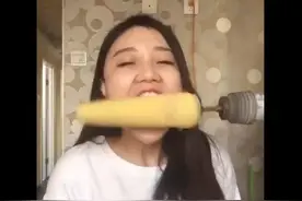 中国一年轻美女挑战“电钻啃玉米”，结果头发“被啃了”图片