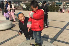 我家有两宝，可爱又可气，淘气又顽皮图片