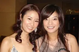 同岁的林心如和赵薇同框，两人竟撞衫大写的尴尬，你觉得谁更美？图片