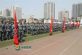军校“女汉子”打着石膏走进毕业联考，能过关吗？图片
