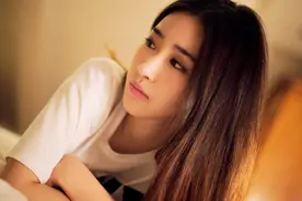 得知自己是个养女后，养母提了一个要求，见到生父我放声大哭图片