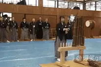 爆笑GIF图第1152波:如何简单的给鞋带系个漂亮的蝴蝶结图片