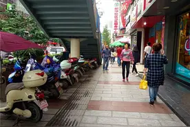 未设立车位 都匀电动车临街停靠被拖走 市民称：不服图片