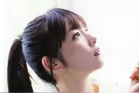 90后女生直发怎样扎马尾 学生直发怎么扎马尾图片