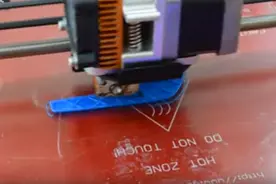 男子利用3D打印机自制玩具枪，家里的孩子看见后都蜂拥而来图片