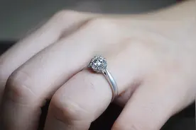 为什么蒂芙尼钻戒比普通钻戒要贵，一看你就不知道！图片