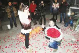 小伙当众跪地求婚！喇叭响起那一刻瞬间尴尬了！图片
