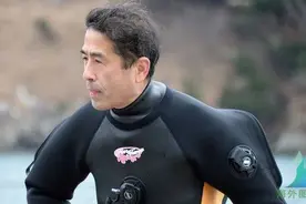 日本痴情男潜水寻找海啸失踪妻子 只为一句“带我回家”图片