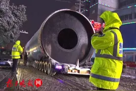 百余吨“庞然大物”跟导航走，误闯禁区堵塞交通一小时(图文)图片