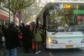 公交车进站究竟该停哪 靠边停还是靠机非隔离线停？图片