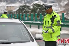 交警雪中执勤摔倒被缝5针 带伤坚守24小时感动网友图片