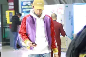 黄子韬一路玩手机似网瘾少年 深夜发文称太累太痛苦图片