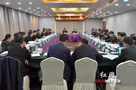 解放军代表团审议政府工作报告：加强国防教育 促进军民融合图片