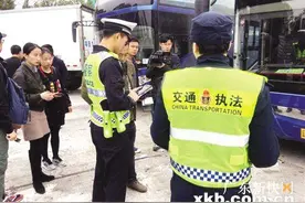 严查！违章大巴“转战”高速服务区图片
