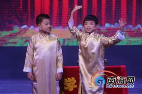 诙谐幽默的双簧《别吹牛》让现场笑声不断图片
