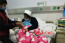 寒冬里的暖流：凌晨5点护士怀抱哭闹患儿吸氧治疗图片