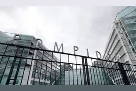 面部移植手术后他嫌新脸不美 再一次接受换脸手术图片