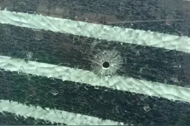 惊险！纯电动公交行驶途中遭“飞”来石块击碎图片