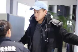 彭于晏机场乖乖安检胸肌瞩目 下身穿出秋裤感图片