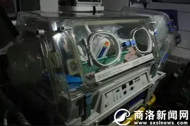 商南一男婴心脏外露急需手术 交警雪夜护送西安救治图片