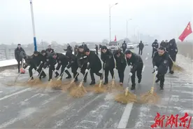 “闻”雪而动！宁乡69个部门上千人打响全城扫雪除冰大决战图片