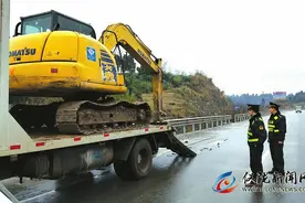 履带挖掘机擅自上路 执法人员及时叫停图片