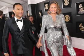 “传奇哥”夫妇牵手亮相格莱美 手牵手狂撒狗粮图片