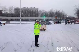 唐山迎2018初雪交警雪中执勤保畅通图片