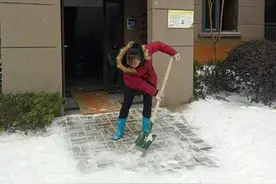长沙澳海澜庭物业铲雪除冰 为业主出行保驾护航图片