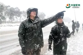 奋战在扫雪除冰第一线，800名武警官兵在行动图片