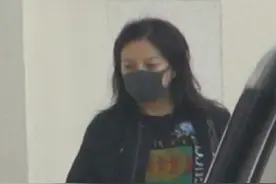 赵薇陪女儿“小四月”参加学校圣诞派对图片