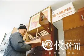 83岁老人追星收集近200名人签名 但追的不是明星图片