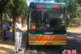 三亚一醉酒男子脚踹司机 致公交车撞围墙图片